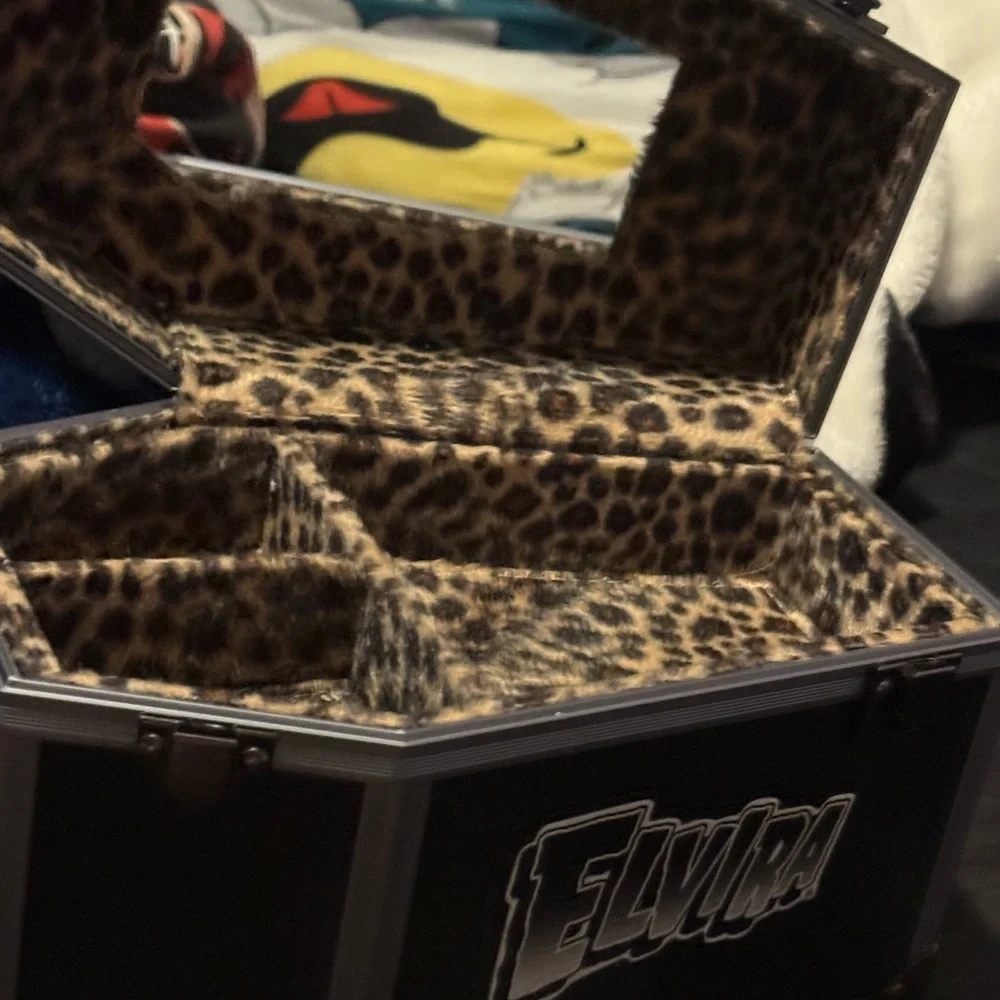 Elvira Black Makeup Case - Picture 5 of 8